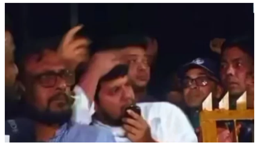 উপদেষ্টা মাহফুজের মাথায় বোতল নিক্ষেপ